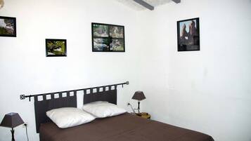 2 bedrooms, desk, iron/ironing board, free WiFi