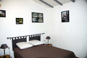 2 bedrooms, desk, iron/ironing board, free WiFi