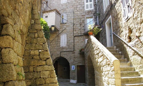 I Cipressi, 6 km from the sea, panoramic view, garden, Wi-Fi, air conditioning.