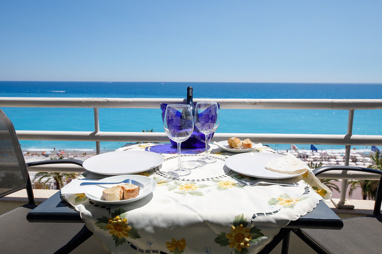 Mesa para dos con vista al mar y a la playa.
