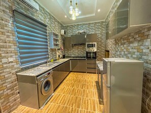 Réfrigérateur, micro-ondes, four, bouilloire électrique