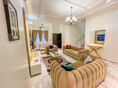 4 Bedroom Luxury (Entire) Apartment 