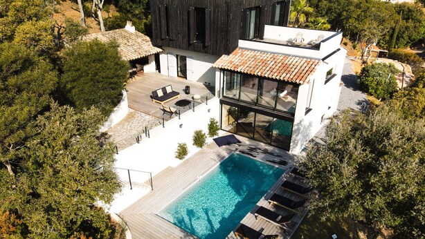 A modern house with a swimming pool, outdoor seating, and a large glass window. - Villa Croix Valmer / Gigaro, air-conditioned, beach on foot with heated swimming pool (La Croix-Valmer)