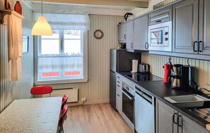 Frigorífico, microondas, horno y placa de cocina