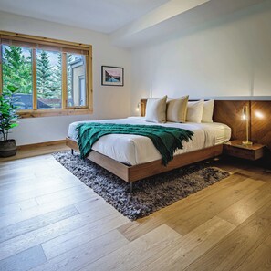 2 habitaciones, escritorio y tabla de planchar con plancha 