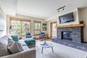 Smart TV, fireplace, Netflix, streaming services