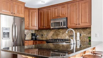 Peti sejuk, ketuhar gelombang mikro, ketuhar, dapur