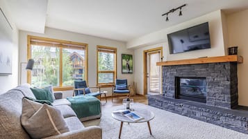 Smart-TV, Kamin, Netflix, Streaming-Dienste