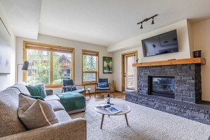 Smart-TV, Kamin, Netflix, Streaming-Dienste