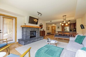 Smart-TV, Kamin, Netflix, Streaming-Dienste