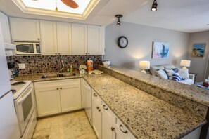 Condo, 1 Bedroom, Ocean View | Private kitchen