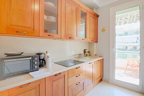 Fridge, microwave, stovetop, dishwasher
