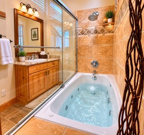 Apartment, 2 Schlafzimmer | Badezimmer | Handtücher, Shampoo