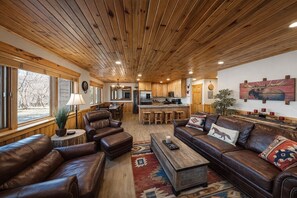Living area - Timberwolf Lodge 6 2 Bedroom Cabin by RedAwning (Park City)