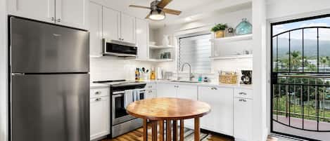 Appartement, 1 kingsize bed (Kailua Village#701) | Privékeuken | Een vaatwasser, een broodrooster, keukenrol