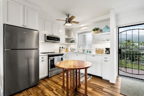 Condo, 1 King Bed (Kailua Village#701) | Private kitchen