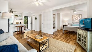 Un salon spacieux avec une table basse en bois, un canapé et un téléviseur.