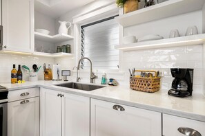 Condo, 1 King Bed (Kailua Village#701) | Private kitchen