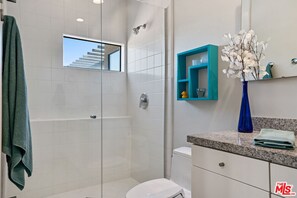 Ensemble douche/baignoire, sèche-cheveux, serviettes fournies