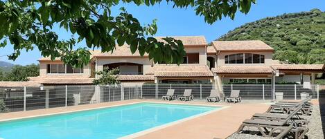 Una piscina al aire libre