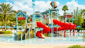 Un parc aquatique avec des toboggans et une zone de piscine.