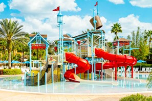 Ein Wasserpark mit Rutschen und Poolbereich.