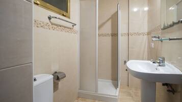 Een douche, handdoeken