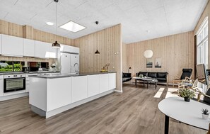 Kylskåp, mikrovågsugn, ugn och spishäll