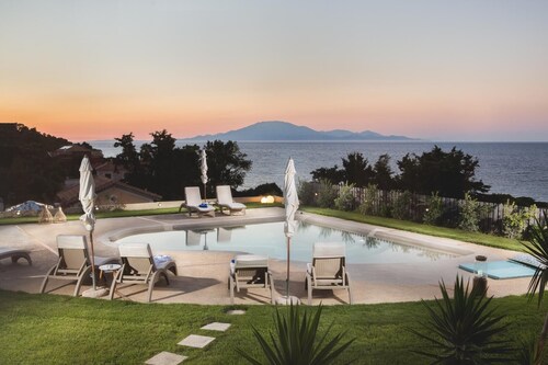 Niki's Villa   Luxury Seaview Villa!