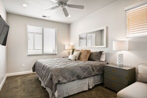 6 bedrooms, laptop workspace, iron/ironing board, cots/infant beds - Latitude Adjustment by RedAwning (Washington)