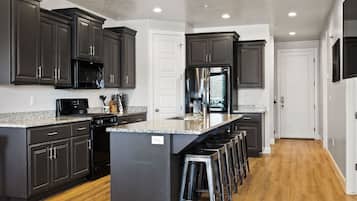 Townhome, 6 Bedrooms | Private kitchen | Fridge, microwave, oven, stovetop