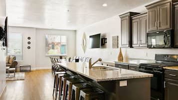Townhome, 6 Bedrooms | Private kitchen | Fridge, microwave, oven, stovetop