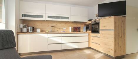 Réfrigérateur, four à micro-ondes, un four, surface de cuisson