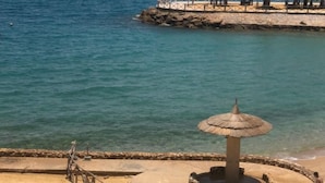 Plage à proximité, cabines gratuites, chaises longues