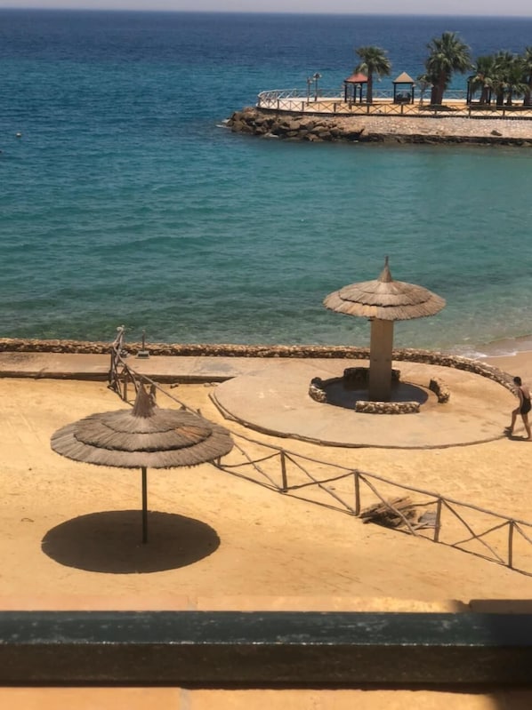 Plage à proximité, cabines gratuites, chaises longues
