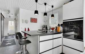 Kjøleskap, ovn, kokeplater og oppvaskmaskin