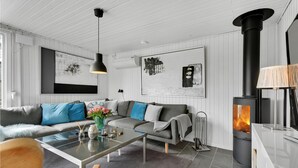 A modern living room with a sofa, coffee table, and a fireplace. - 3 bedroom beautiful home in Sydals (Sydals)