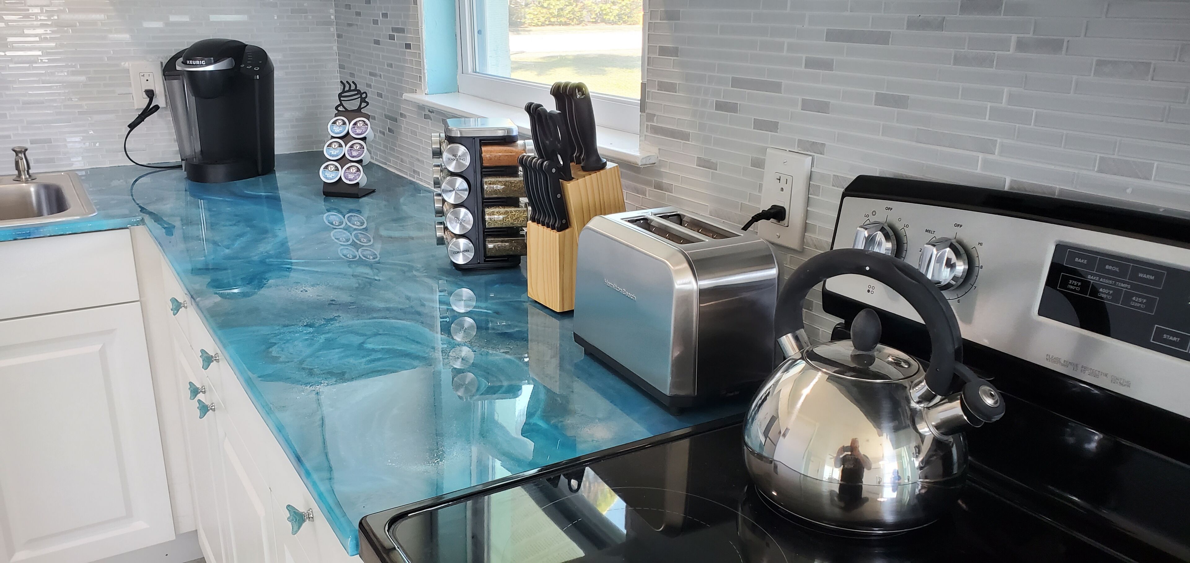Wasserkocher mit Kaffee-/Teezubehör, Kühlschrank, Mikrowelle, Ofen