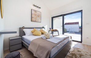 5 dormitorios, cuna de viaje, wifi gratis y ropa de cama