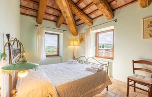 11 bedrooms, travel crib, free WiFi, bed sheets