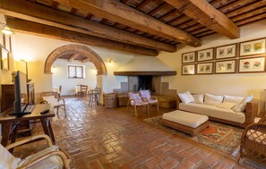 Fernseher, Kamin, Tischtennisplatte