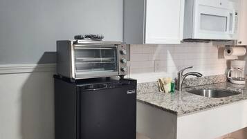 Refrigerador, microondas, horno y cafetera y tetera