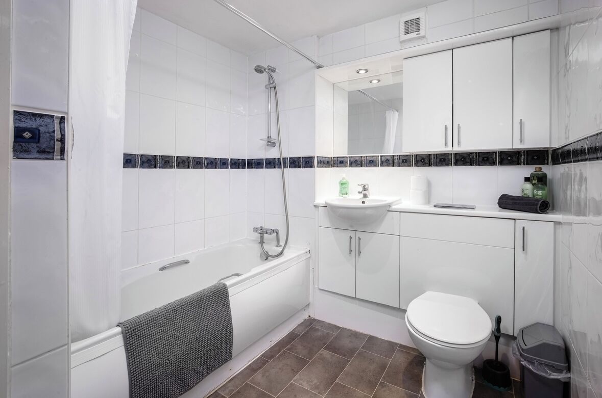 Ensemble douche/baignoire, sèche-cheveux, serviettes fournies, savon