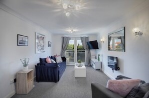 Smart TV, fireplace - Modern 2 Bedroom Apt with parking - Blackpool (Blackpool)