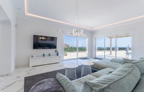 Smart TV, table tennis, stereo - Stunning home in Las Lagunas de Mijas (Las Lagunas de Mijas)