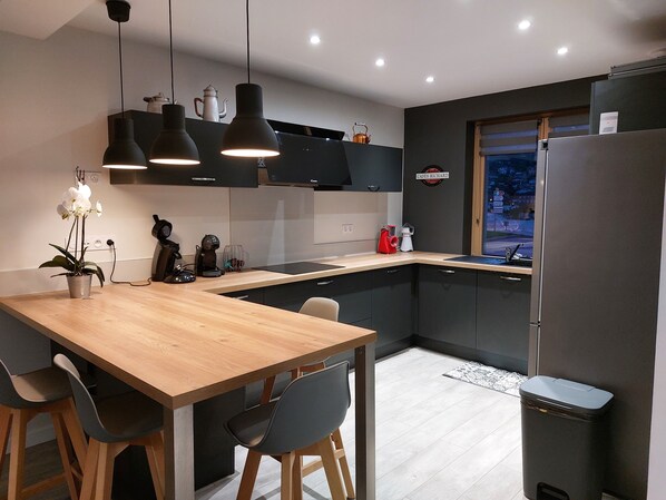 Réfrigérateur, micro-ondes, four, plaque de cuisson