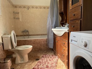 Ducha y bañera combinadas, secador de pelo, albornoces y bidé