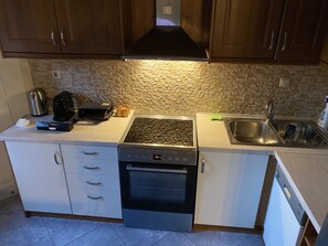 Frigorífico, microondas, horno y placa de cocina