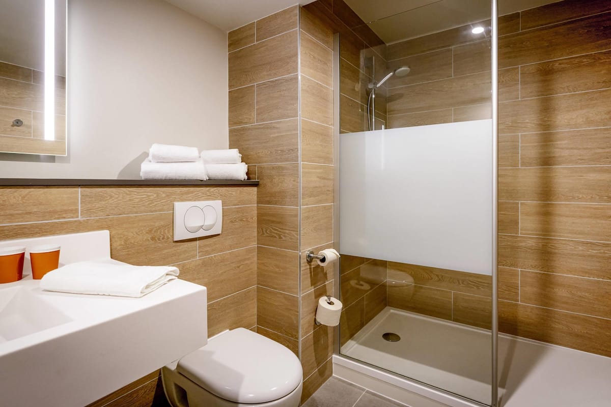 Literie hypoallergénique, chambres insonorisées, lits bébé (gratuits)