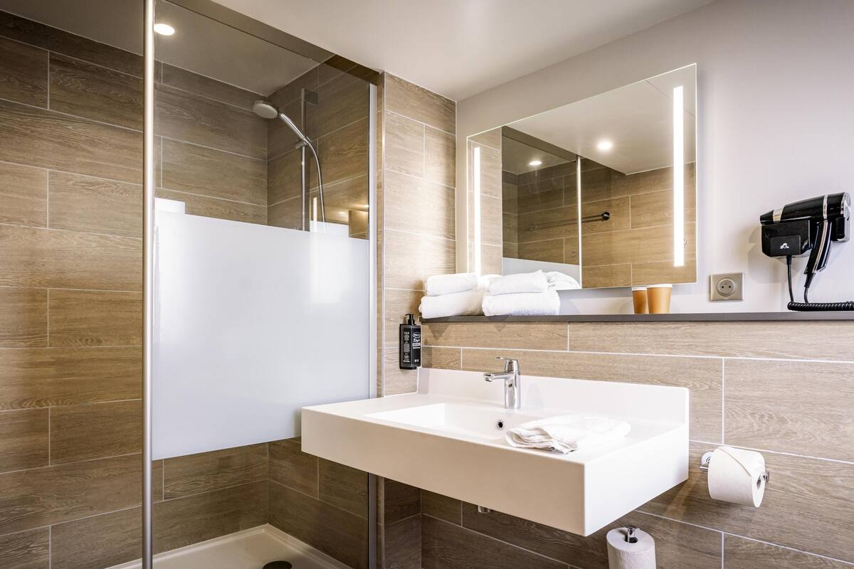 hypo-allergenic bedding, soundproofing, free cots/infant beds, free wifi